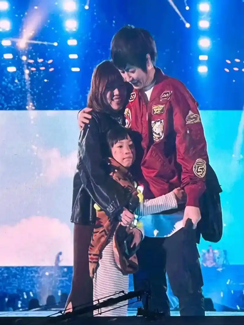 阿信 #陈信宏 其实是想尽自己所能给予她们温暖和光亮吧… - 抖音