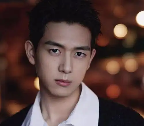 李现戴口罩晒帅气自拍,背靠镜子"附赠"侧颜,眼神充满故事感!