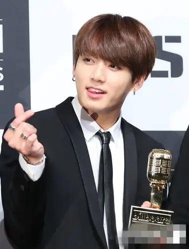 李宇春示爱歌迷比心 宋仲基宋慧乔防弹少年团允儿比心照盘点【组图】