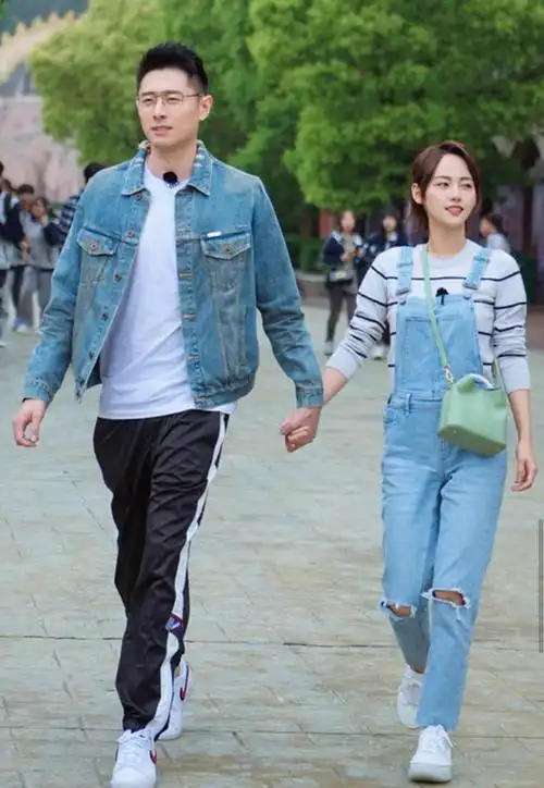 张嘉倪一家四口甜蜜同框穿休闲装时尚又舒适颜值好高太养眼