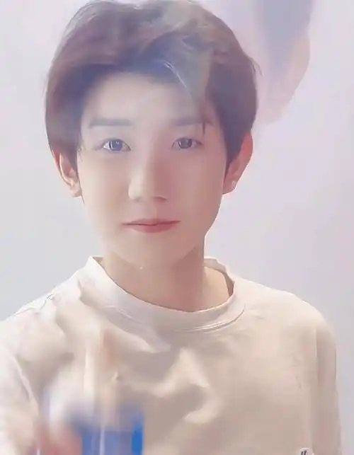 王源所散发出的魅力早已跨越了时间的界限,成为人们心中不变的偶像标