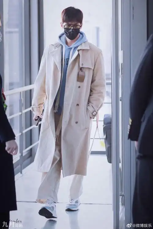 杨洋米白色长风衣,太帅了