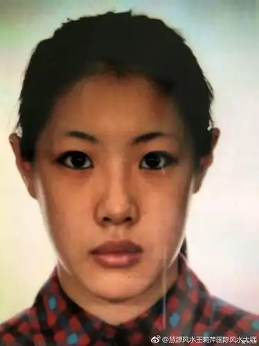 刘婧尧,1996年出生,没搜到比基尼照片,只有这三张