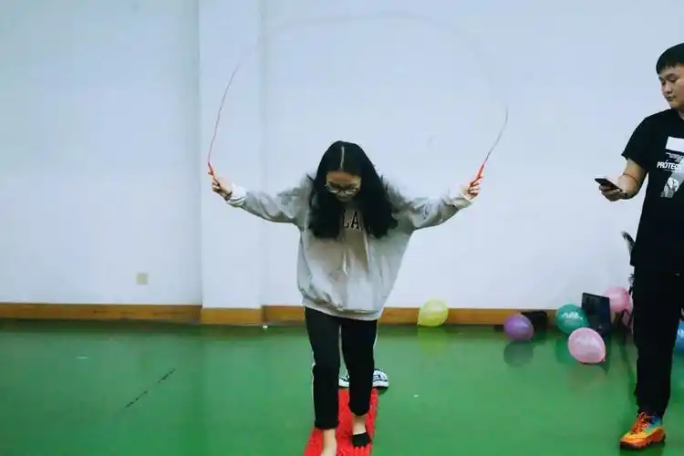 在指压板上光脚做游戏那画面想想都刺激飞起来的瞬间,痛并快乐着隔着