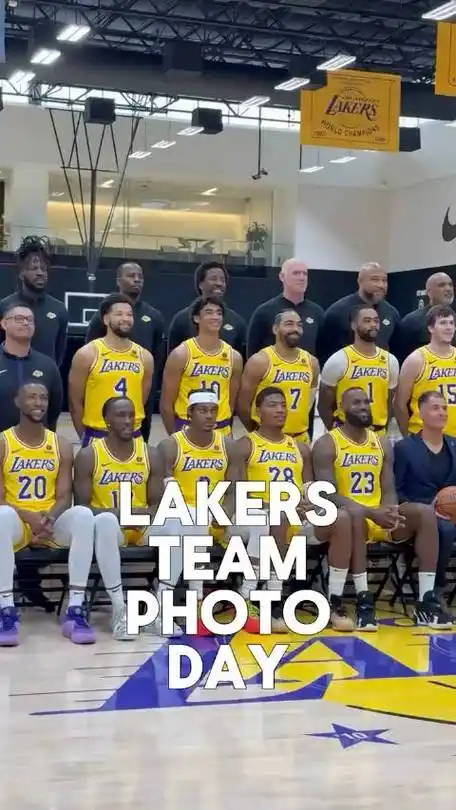 湖人拍摄全家福:詹姆斯不知道在乐什么