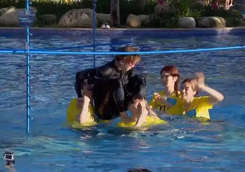 黄明昊游泳照流出,大家注意力都在他的素颜上,19岁皮肤过于真实