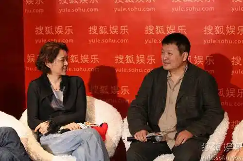 杨亚洲的现任老婆倪萍是延续掌管了13年春晚的驰名掌管人,在杨亚洲与