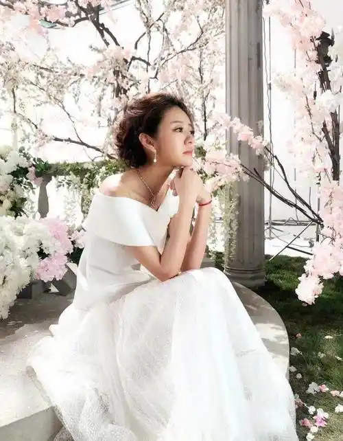 安以轩发出了9张照片,其中这一张是在镜头内看自己,侧脸的她也是大