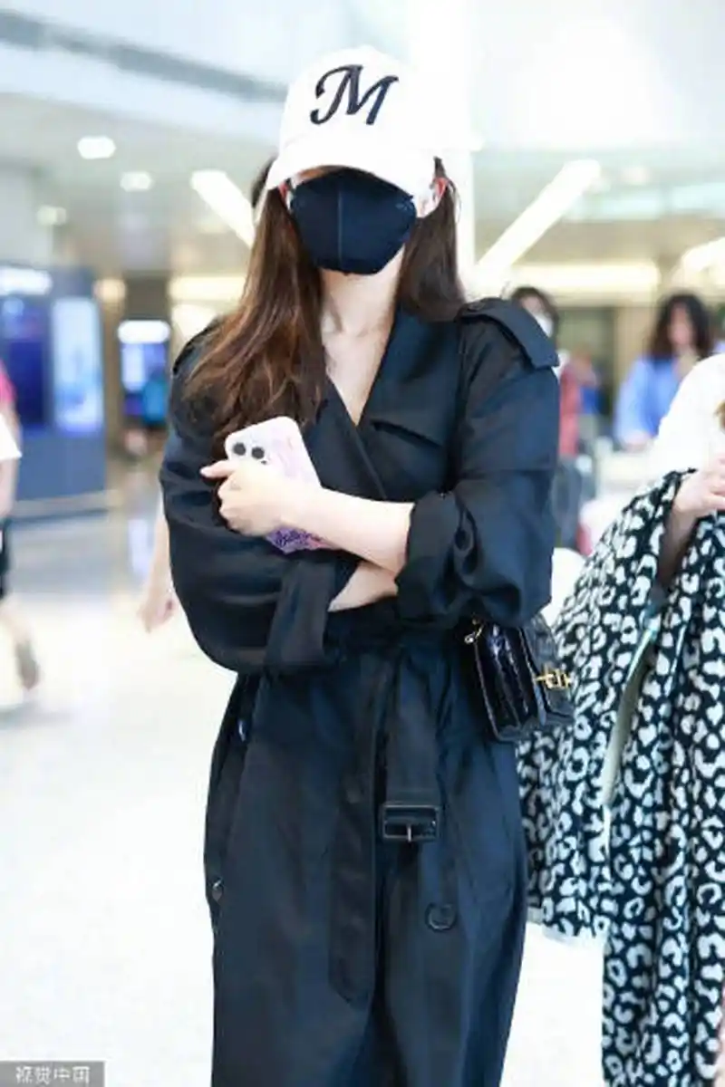 赵露思机场街拍,黑色风衣造型,甜美韩系又舒服时髦!
