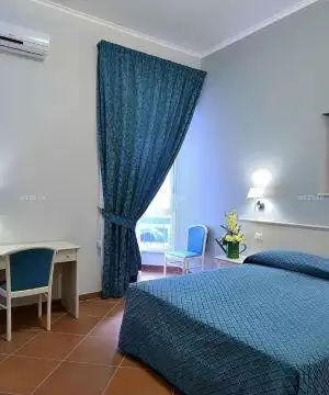 蓝色窗帘装修效果图片