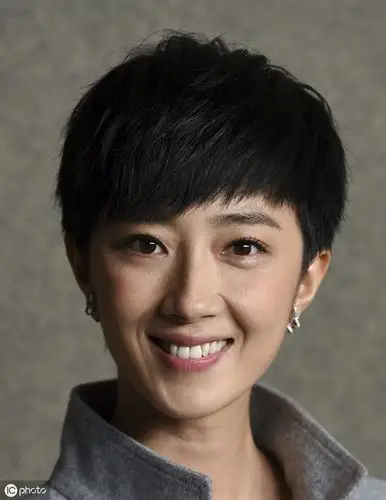 短发好英气的桂纶镁图3捂嘴笑女人味十足