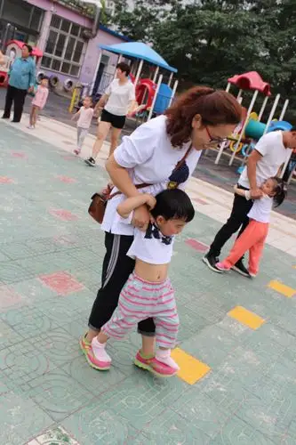 小脚大脚一起走