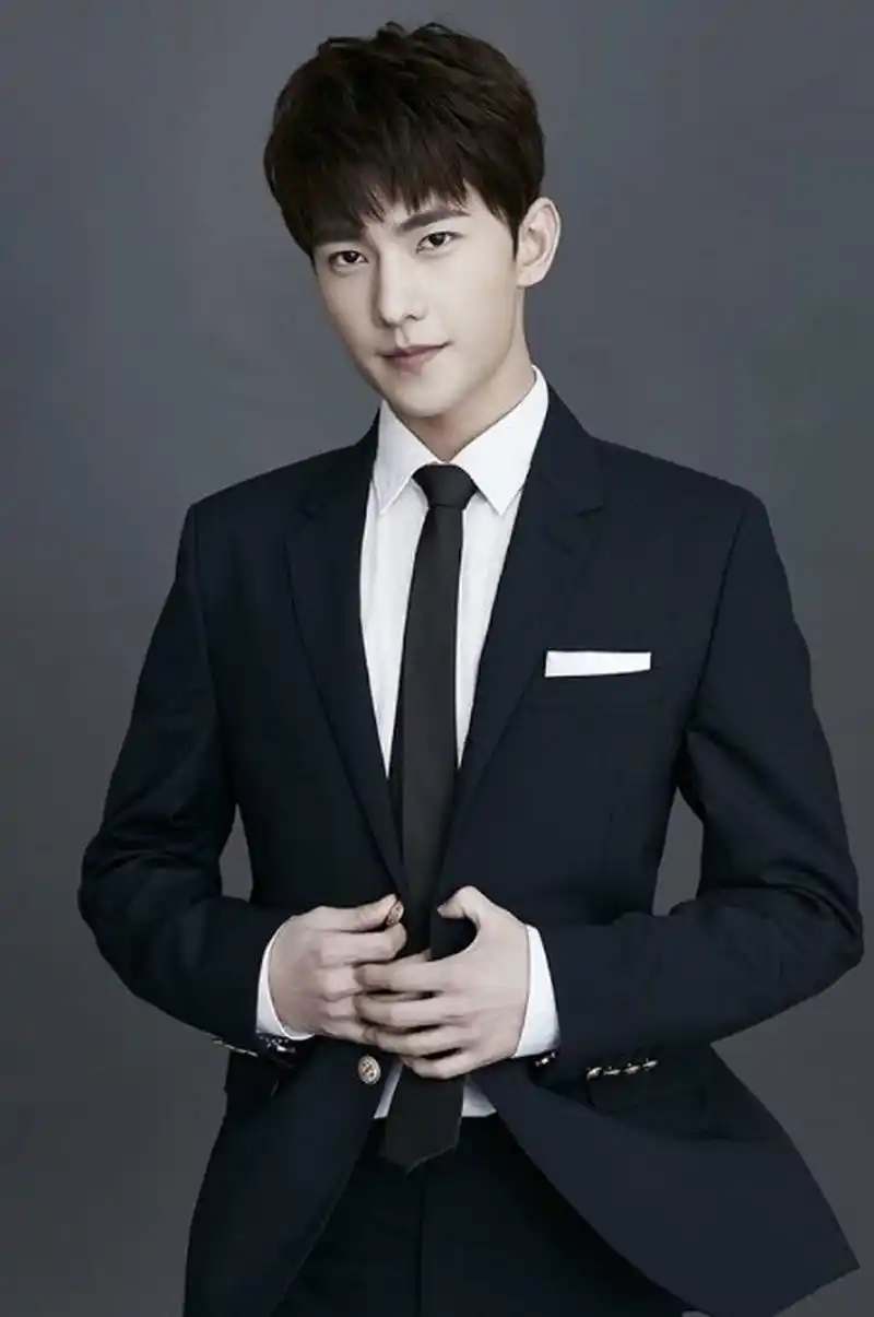 穿西装杨洋 魅力炸裂 真是让人无法抗拒他的魅力啊?