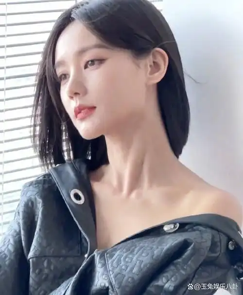 李一桐:短发黑眼线金属风拉满,香肩性感魅惑!