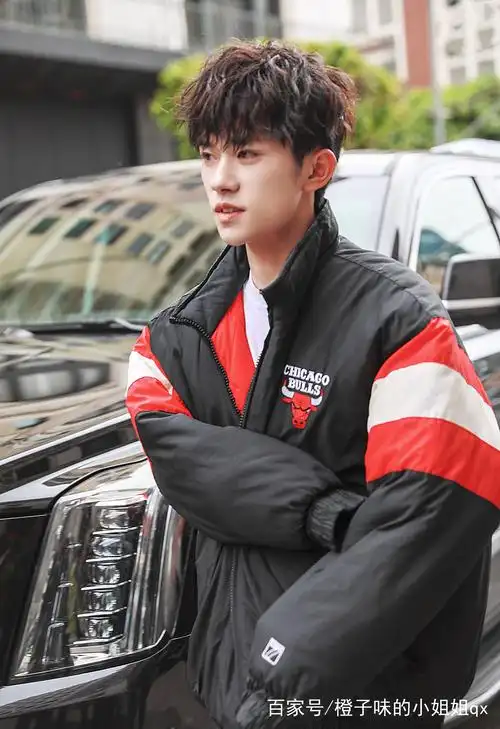 易烊千玺红秀十周年内页,温润独特的梨涡少年