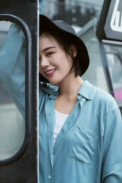 马思纯最新街拍曝光 演绎秋日都市街头时尚