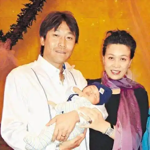 那英:买豪车分分钟的事,坐月子有6人伺候,网友:真把自己当格格了_台湾