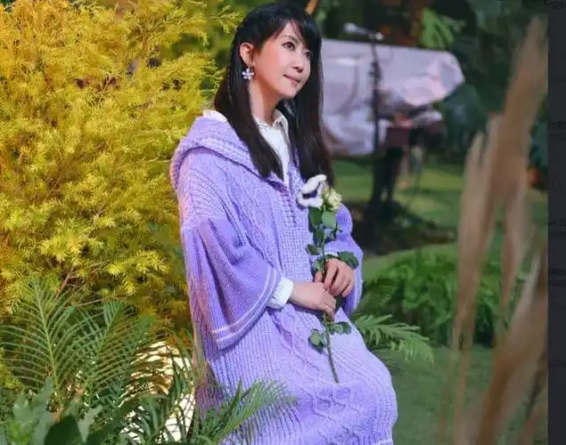 孟庭苇送张钧甯新专辑素颜皮肤白皙娇嫩一身白裙温柔似少女