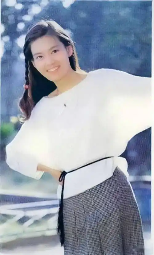 年轻时的潘虹美得独特穿风衣配凉鞋时髦不羁空气感短发太飒爽