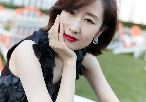 1/ 12 搜狐娱乐讯 刘敏涛最新活动造型大片曝光,深v礼服秀身材.