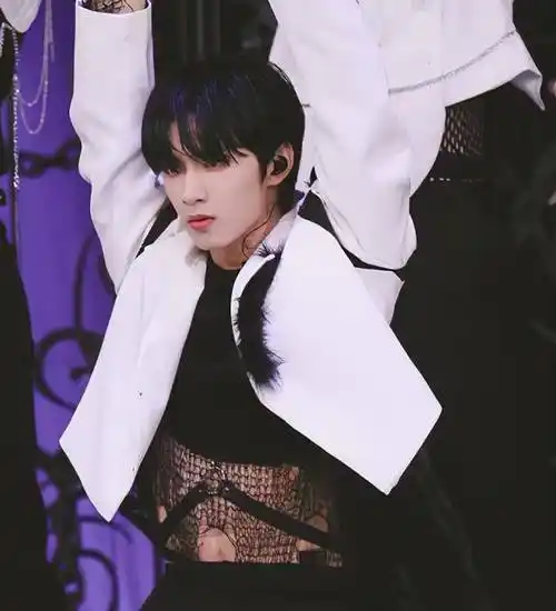 tnt穿渔网衣跳舞,扯破衣服舞台依旧惊艳,造型越来越好看_刘耀文_动作