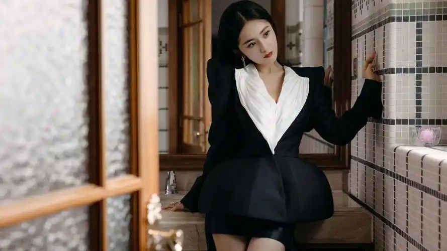 杨幂性感黑裙着身背靠洗手台午后阳光复古写真桌面壁纸