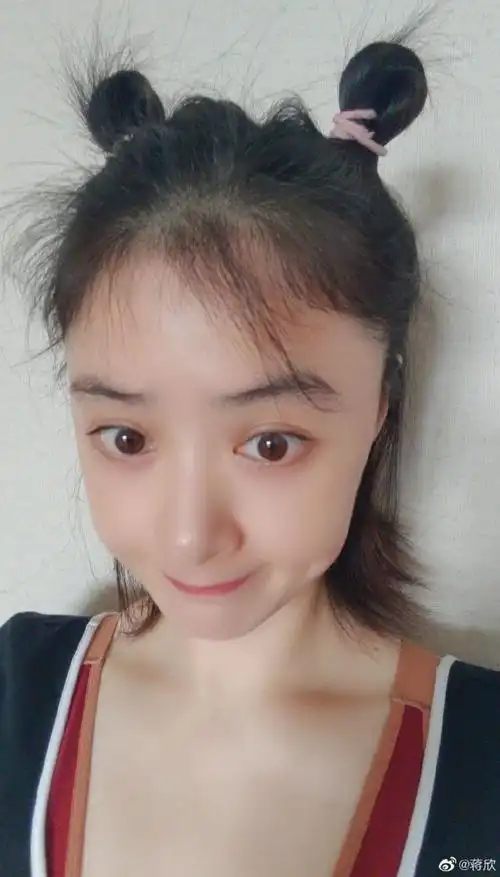 新浪娱乐讯 6月1日,蒋欣微博晒自拍庆祝儿童节,并配文"在父母眼里,谁