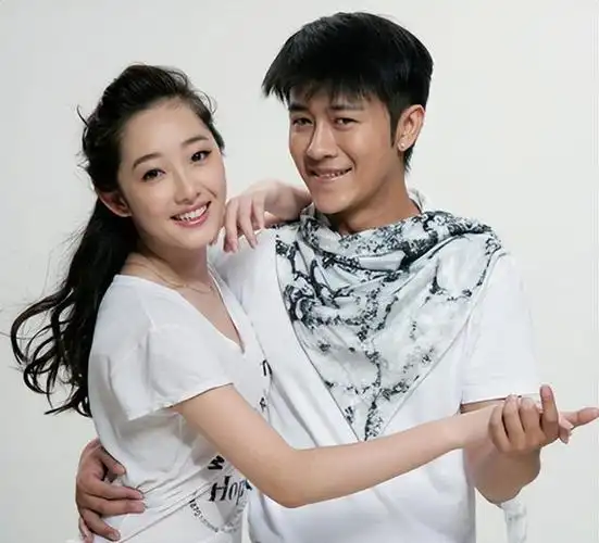 亲妈是导演干妈是导演20年都捧不红他却在娶妻改名后火了