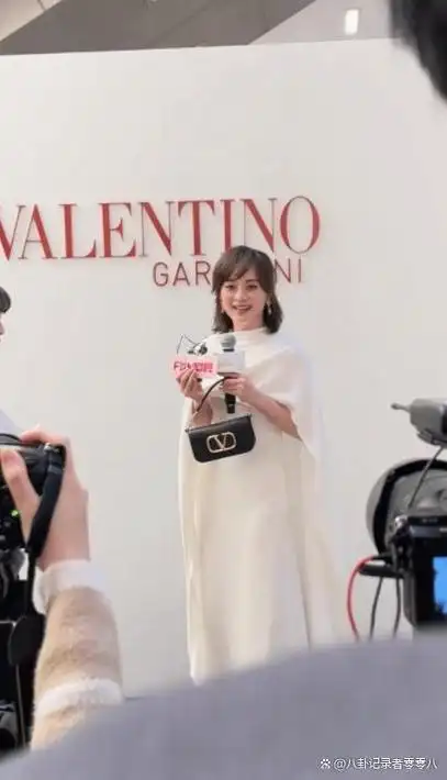 41岁孙俪披肩长发出席活动脸蛋圆饱满穿白裙温柔又优雅