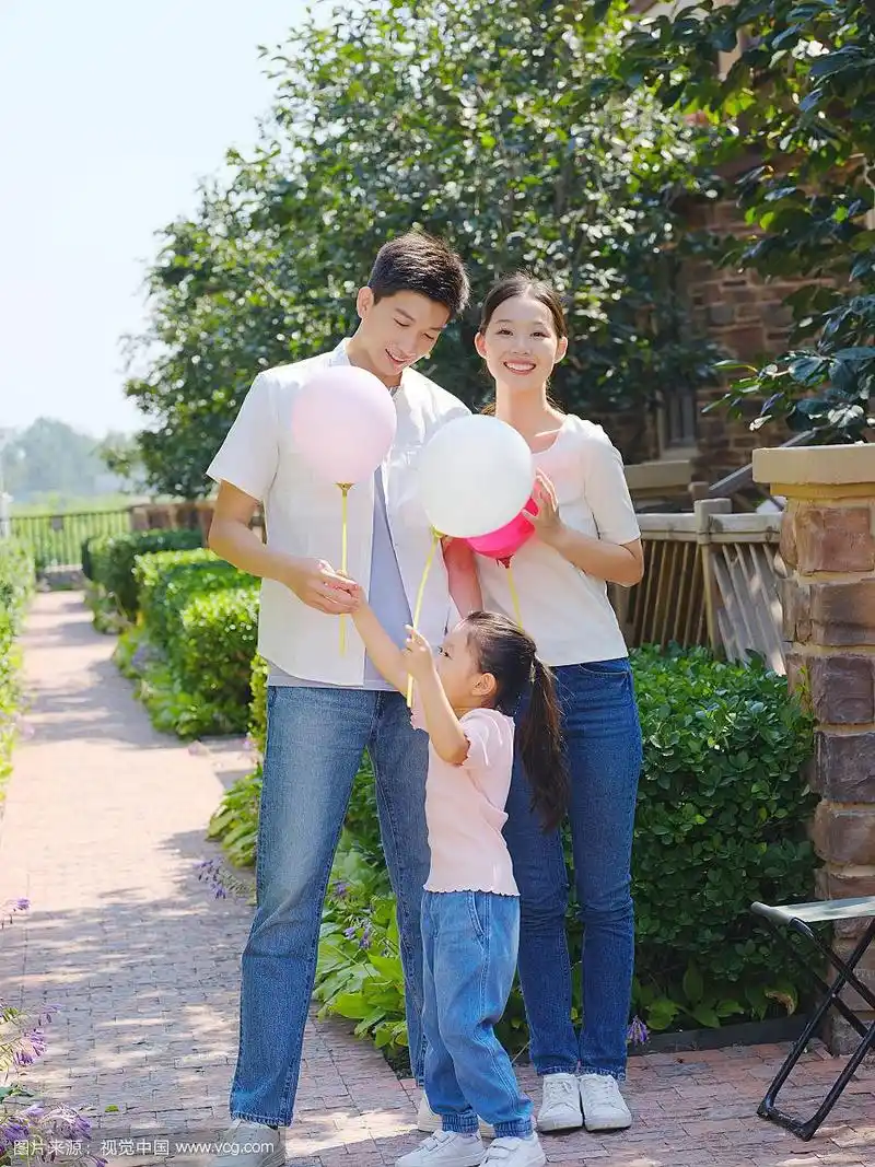 快乐的三口之家在户外合影