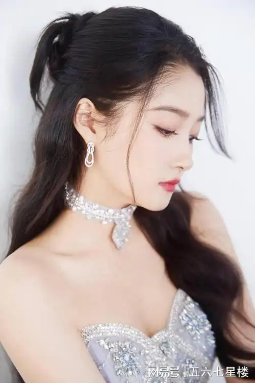 关晓彤碎钻抹胸裙皮肤白皙气质优雅