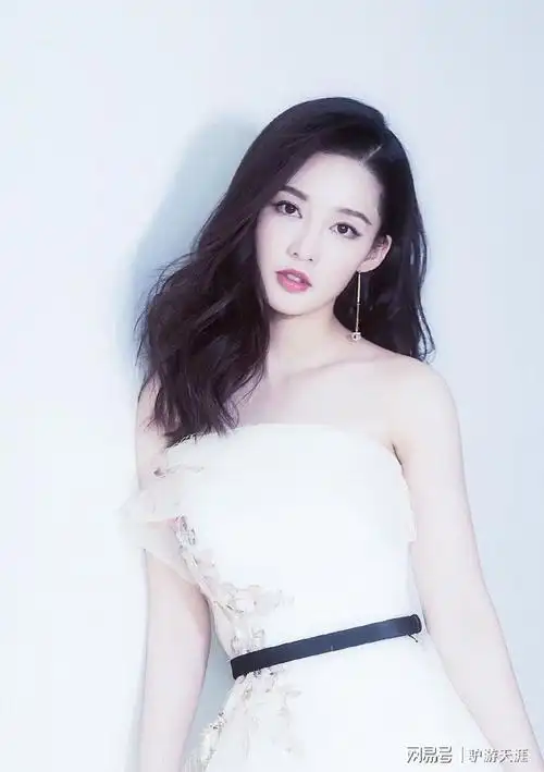 成熟知性美女李沁白皙迷人露背长裙梦幻唯美