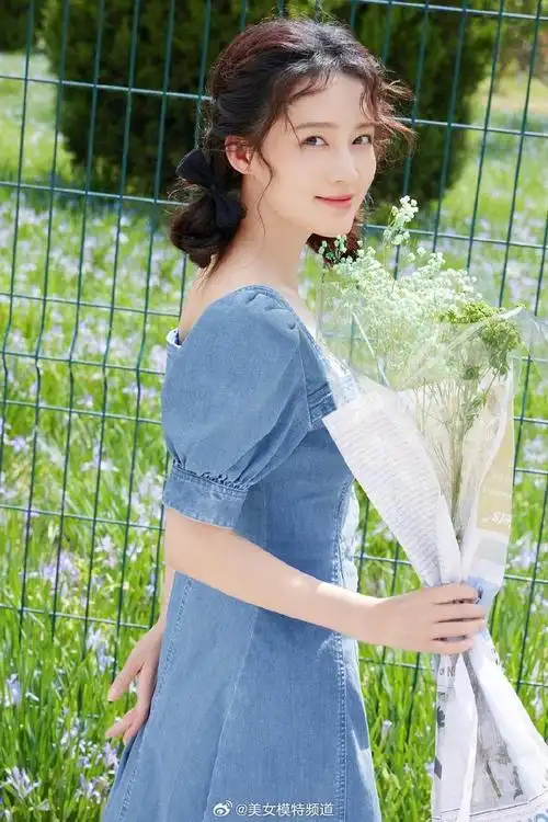 李沁少女风写真好甜美 穿蜜桃粉衬衣扎麻花辫娇俏可爱__财经头条