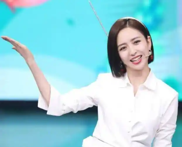 佟丽娅彩排懒得化妆,素颜显皮肤黑,戴眼镜的样子却让我"酸了"