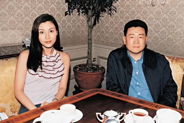 李嘉欣跟刘銮雄的恩怨史,到底谁是谁非?