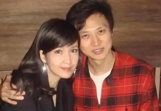 周慧敏和老公出席晚宴,60岁倪震秃头显老,变成沧桑的油腻大叔