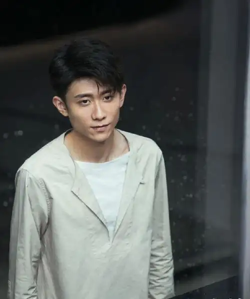 26岁张一山玩个游戏这么帅!西装太肥完全撑不起,不会是借的吧?