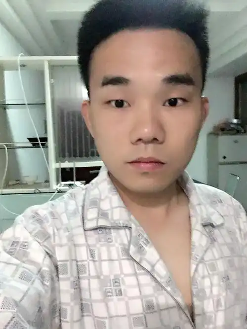 问:我的双眼有中高度近视,一只眼睛450,一只眼睛950,有闪光,当闪光