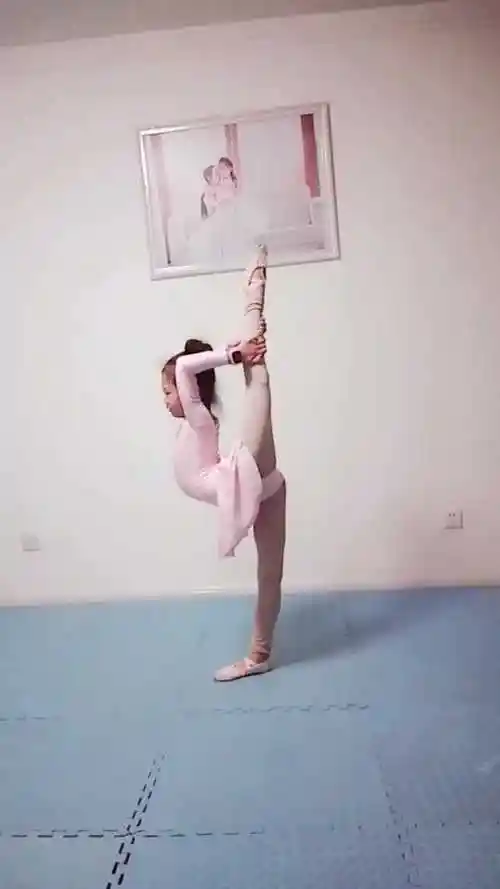 最近这视频火了小妮子秀掰腿一字马简直太溜了