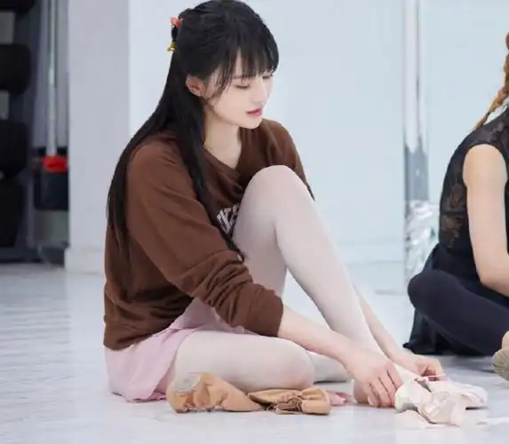 郑爽节目跳芭蕾舞,看清她跳舞时的全身照后,是否作假一望而知