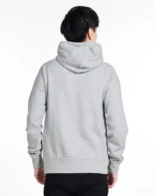 男子灰色跑步连帽卫衣