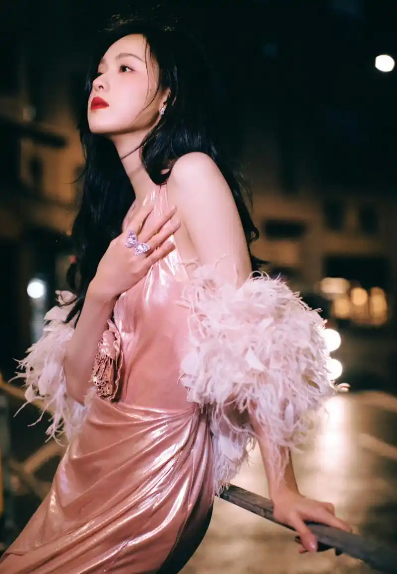 陈都灵港风大片,这一身简直太美了,流光溢彩.#不被定义的女性力量