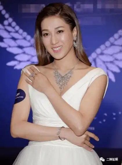 嘴都张不开,戴着珠宝狂炫富钟汉良去年离婚,女方净身出户,女儿归男方