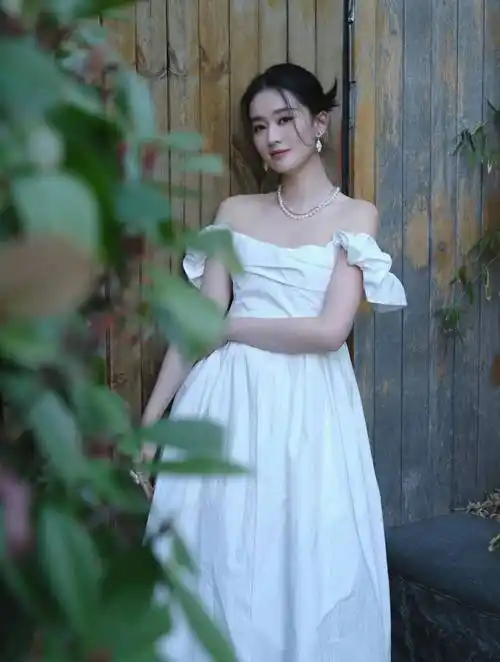 乔欣别出心裁,穿"纸巾"一字肩婚纱拍写真,唯美又优雅!_造型_气质_美得