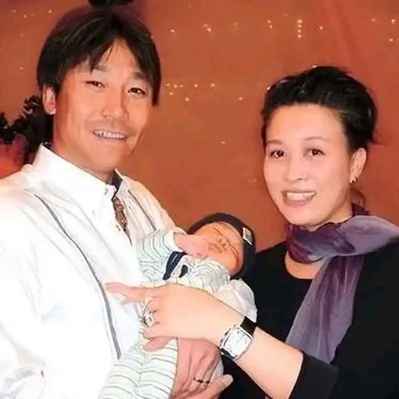 一天,那英的女儿对哥哥高兴说:"我是那英和孟桐的孩子,所以我姓孟,你