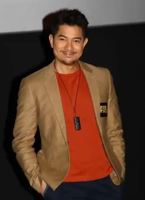 原创54岁郭富城近照曝光西装包不住发福身材满脸胡茬胖成圆脸