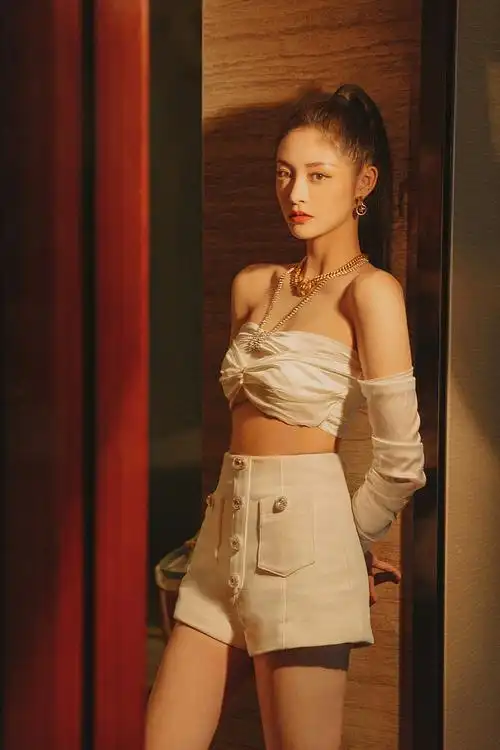 周洁琼扎高马尾眼神撩人穿裹胸露香肩美背