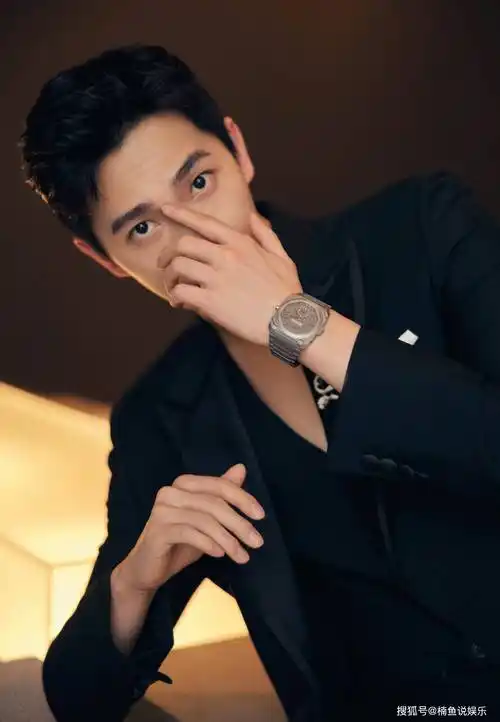 杨洋穿西装真迷人拍摄落日光感写真尽显绅士风度不愧是校草