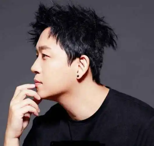 看到娱乐圈的"扁头族",我终于治好了自己的精神内耗_后脑勺_颅骨_小