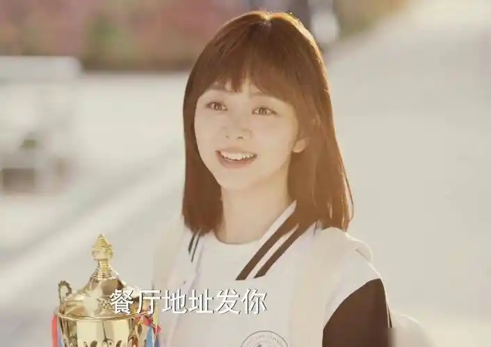 住手吧谭松韵!别折磨观众眼睛了,34岁还演女大学生,发腮太明显